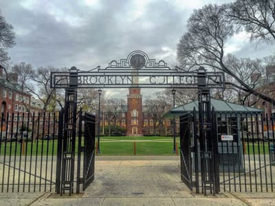 Wahlkampf an der Uni an der Ostküste? geöffnetes Eingangstor vom Brooklyn College mit Hauptgebäude im Hintergrund
