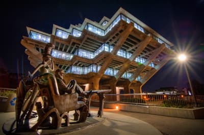 Wahlkampf an der Uni an der Westküste? Futuristische Bibliothek der UC San Diego mit Dr. Seuss Statue davor