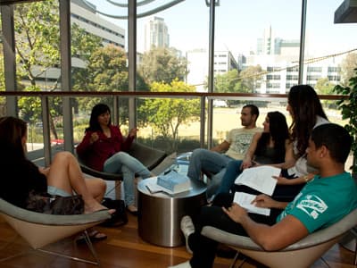Ob in der Bibliothek oder im Seminar: An der UTS findet sich für jede Frage ein Ansprechpartner. Projektgruppe an der UTS Sydney