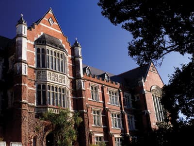 Altehrwürdiges Gemäuer auf dem Campus der VUW Campus der Victoria University of Wellington