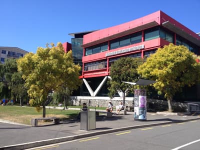 Die Schools of Architecture and Design, eine der zahlreichen Fakultäten der VUW Gebäude der Schools of Architecture and Design der Victoria University of Wellington (Neuseeland)