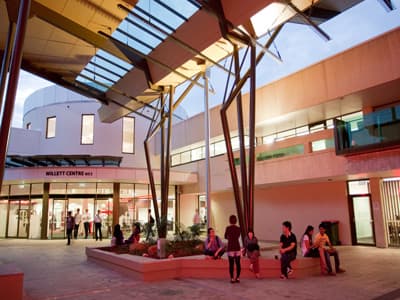 Das Willet Centre beherbergt Einrichtungen wie die Bibliothek, Studentenverwaltung und Griffith International. Willet Centre an der Griffith University - Brisbane (Australien)