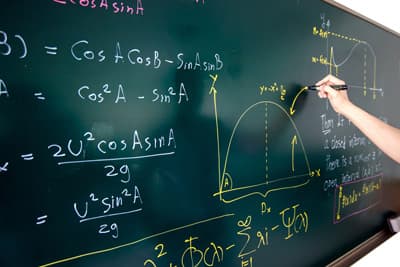 Reicht mein Matheverständnis für ein MINT-Studium aus? Tafel mit mathematischen Formeln