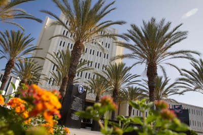 Auf dem Campus der CSUF Langdorf Hall, CSU Fullerton