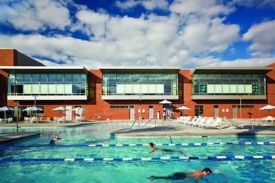 Im Meer oder doch lieber im Pool schwimmen: An der CSULB haben die Studenten beide Möglichkeiten in unmittelbarer Nähe. Das Schwimmbad der CSULB