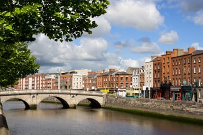 Häuserzeile am Fluss Liffey Stadt Dublin