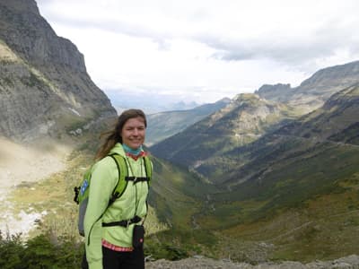 Materialwissenschaftlerin Lisa erkundete vor dem Semesterstart in Santa Barbara im Glacier National Park die Natur. College-Contact-Alumna Lisa