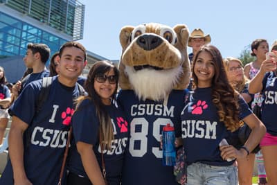 Das Maskottchen der CSUSM ist in Anlehnung an "Tukwut" ein Berglöwe Studenten der CSUSM mit Maskottchen