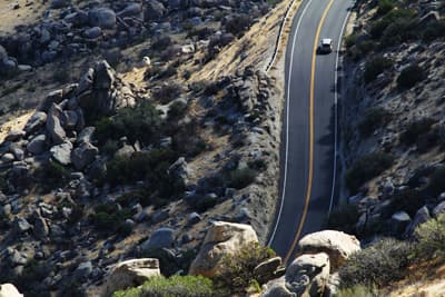 Ein Gefühl von grenzenloser Freiheit: Die US-amerikanischen Highways führen durch die schönsten Landschaften Highway in Kalifornien aus der Vogelperspektive