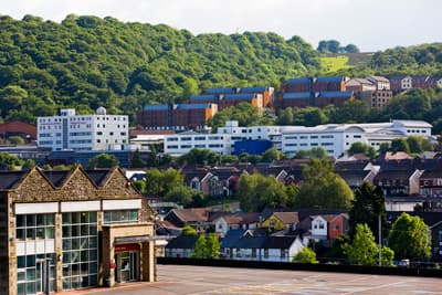 Grüne Hügel, mitten in Stadt oder am Hafen: Die fünf Campusstandorte der University of South Wales. Grüner Campus der University of South Wales