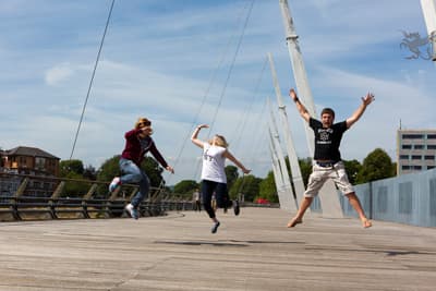 Geschafft! Wer sich von Prüfungen erholen will, findet am Hafen in Newport viele Freizeitaktivitäten. Studenten der USW am Hafen in Newport.