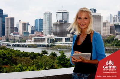 In Queensland werdet ihr zahlreiche Skylines bestaunen! Studentin vor Skyline