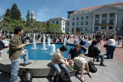 Die einzigartige Lage Berkeleys ermöglicht ein vielfältiges Studentenleben. Studenten sitzen am Brunnen auf dem Campus