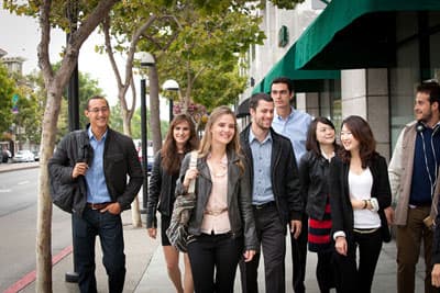 Das Berkeley Haas Global Access Programm ist für Studenten aus allen Fachrichtungen offen. Studenten der UC Berkeley Extension schlendern durch Berkeley