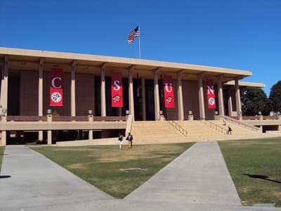Viel zu entdecken: Das Universitätsgelände der CSUN ist riesengroß und bietet zahlreiche Möglichkeiten. Gebäude auf dem Campus der California State University Northridge (USA)