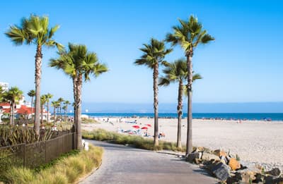 Sonne satt im Golden State der USA Strand und Palmen in Südkalifornien