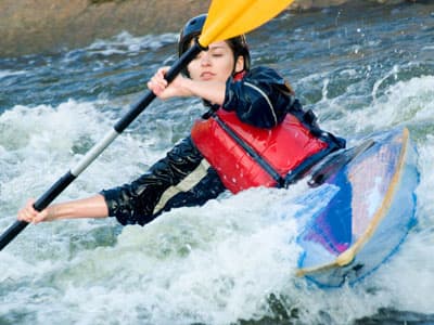 Studieren am NMIT: Action garantiert Junge Frau beim Wildwasserrafting