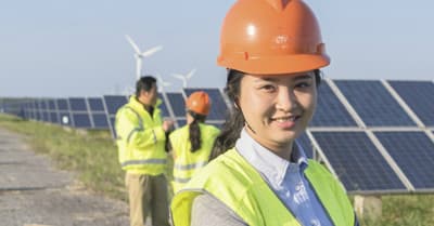 Power Electronics Studenten an der Newcastle University besuchen eine Farm für erneuerbare Energien Studenten auf einer Farm für erneuerbare Energien