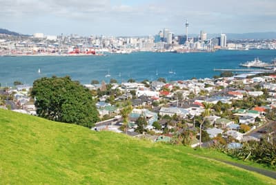 Auckland ist eine lebendige Stadt mit tollen Freizeitmöglichkeiten Blick auf den Hafen von Auckland