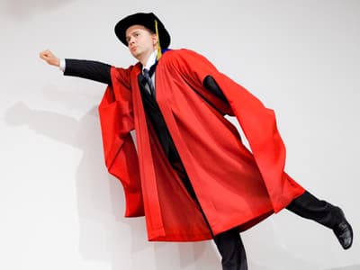 Von Clausthal ans andere Ende der Welt an die University of Auckland Sebastian Link in Talar und Superman-Pose
