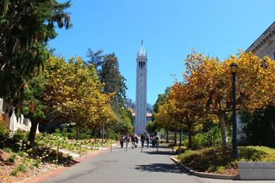 Der imposante Glockenturm ist das Wahrzeichen der UC Berkeley Glockenturm der UC Berkeley