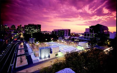 Der Campus der University of Melbourne bietet internationalen Studenten ein erstklassiges Angebot. Campus der University of Melbourne bei Nacht