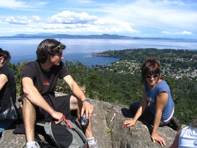 Die Mount-Douglas-Wanderung gehört zum Freizeitangebot der Sommerprogramme Blick vom Mount Douglas, Victoria in Kanada