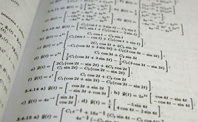Differentialgeometrie - ein weites Feld. Ein Mathematikstudium im Ausland bietet die Chance, sich intensiv mit einem bestimmten Spezialgebiet auseinanderzusetzen. Mathematische Formeln an einer Tafel