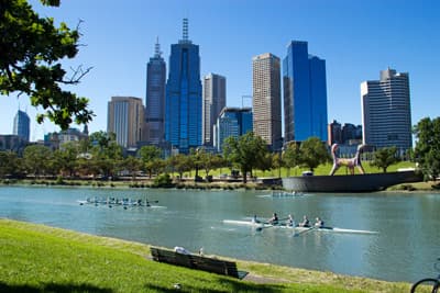 An sonnigen Tagen können Studierende am Yarra River relaxen. Die Stadt Melbourne