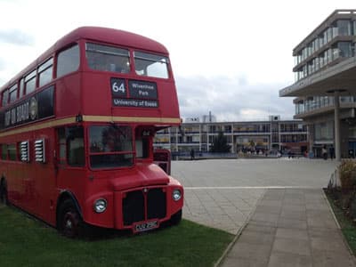 Jung, innovativ und international ist der Campus der University of Essex. Campus und roter Bus