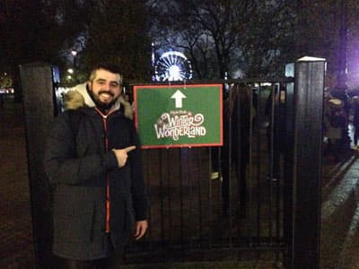 Das Winterwonderland im Londoner Hyde Park sorgt für Weihnachtsstimmung! Stipendiat Damir vor dem Eingang des Winterwonderland in London