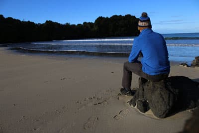 Abendstimmung auf Stewart Island Marvin mit Mütze am Strand