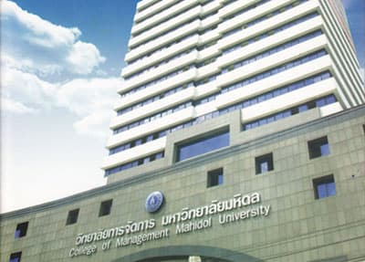 Das College of Managment der Mahidol University Ein weißes Hochhaus