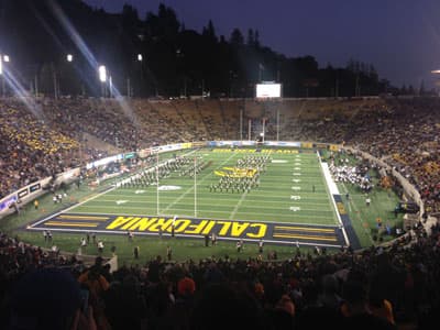Beim Football schlägt das amerikanische Herz höher Footballstadion in Berkeley