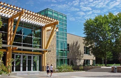 Der Campus der Sonoma State University ist sehr modern und sehr grün Das Student Center der Sonoma State University