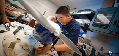 Student arbeitet an Flugzeugprojekt