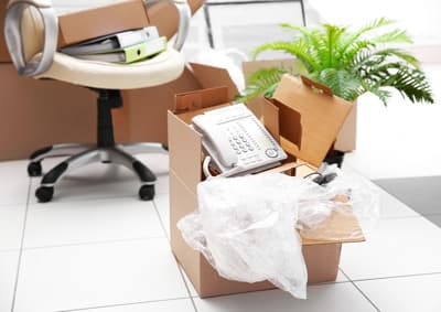 Die Umzugskisten sind bereits gepackt! Büromöbel und Umzugskisten