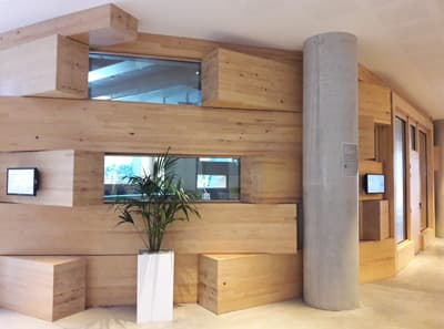 Seminar im Jenga-Turm: Gehrys verspieltes Architekturkonzept zeigt sich auch im Inneren des Gebäudes der runde Seminarraum besteht von außen aus sich überlappenden Holzquadern