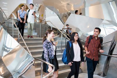 Die Zukunft im Blick: Die UTS bereitet ihre Studenten perfekt auf die Arbeitswelt vor Studenten im futuristischen Treppenhaus der Business School