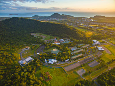 Der Campus der JCU in Cairns Mehrere Häuser, die zwischen Bergen mit Bäumen liegen