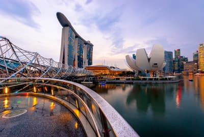 Singapur: Eine Stadt wie ein Science-Fiction-Film Einige sehr charakteristische Gebäude des futuristischen Stadtstaats
