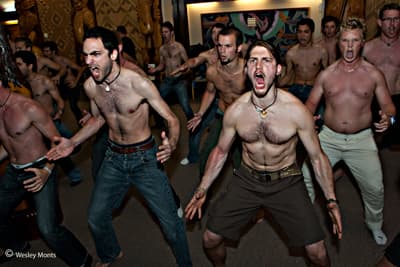 Der Haka Eine große Gruppe junger Männer mit entblößten Oberkörpern während eines Hakas