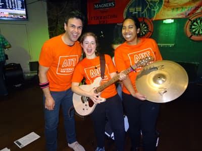 An Freizeitmöglichkeiten mangelt es in Auckland nicht. Ein Mann und zwei Frauen mit Instrumenten