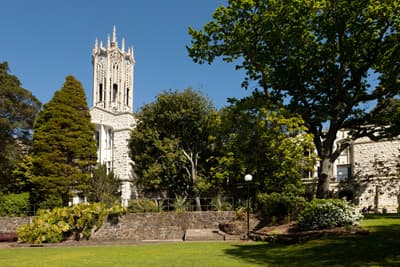 Sieht aus wie eine Hochzeitstorte, ist aber der Clocktower der University of Auckland! Der Uhrenturm der University of Auckland