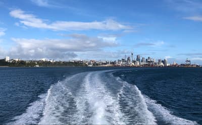 Die Pazifikmetropole Auckland ist fast rundherum von zwei Ozeanen umgeben Auckland von einer Fähre aus gesehen