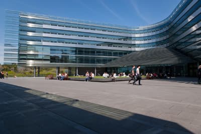 Modern und dynamisch wie die Businesskurse selbst: Die Business School unserer Hochschule des Monats Studenten vor dem Businessgebäude der University of Auckland