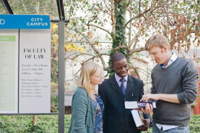 Für jedes Interesse das passende Programm Jurastudenten sprechen vor dem Gebäude der Law School über ein Buch