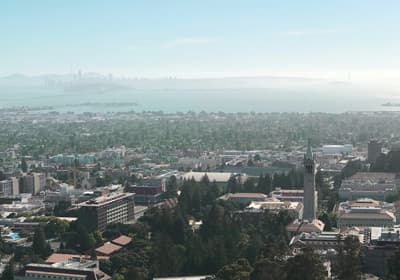 Trügerische Stille: Die Bay Area ist alles andere als ein ruhiges Fleckchen Der Turm der UC Berkeley in der nebligen Bay Area