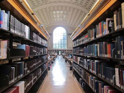 Die ganze Welt zwischen zwei Buchdeckeln Bücherregale in der berühmten Doe Library