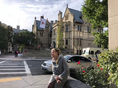Ein Auslandssemester an der BU ist ein einzigartiges Erlebnis! Anna auf dem Campus der Boston University